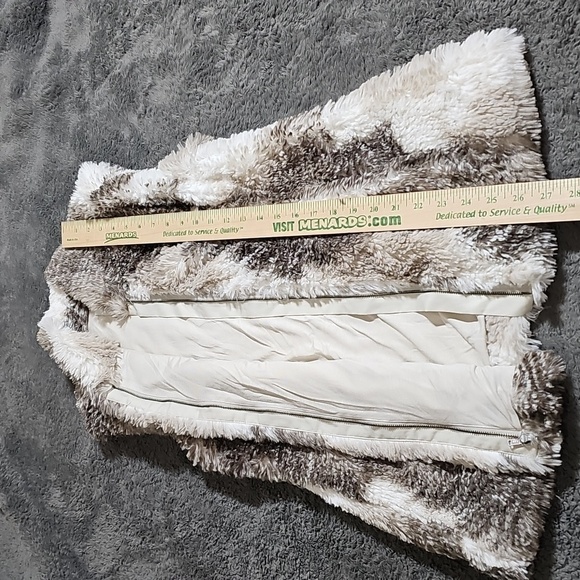 Cabi Aspen Faux Fur Vest Full Zip Tan Beige Soft Style #3179 Pockets Size XS - Picture 6 of 8